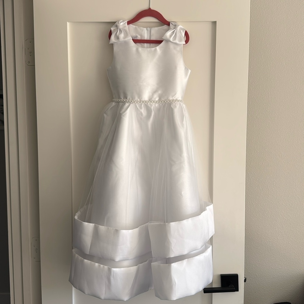 Iris & Ivy first communion dress.  
Size 8.   Brand new. Perfect condition